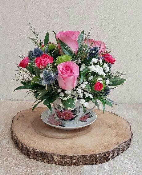 【Lancaster Rose】 ビクトリアンのティーサービス 3点 Victorian Garden Teacup Bouquet | Pink Roses & Blue Thistle